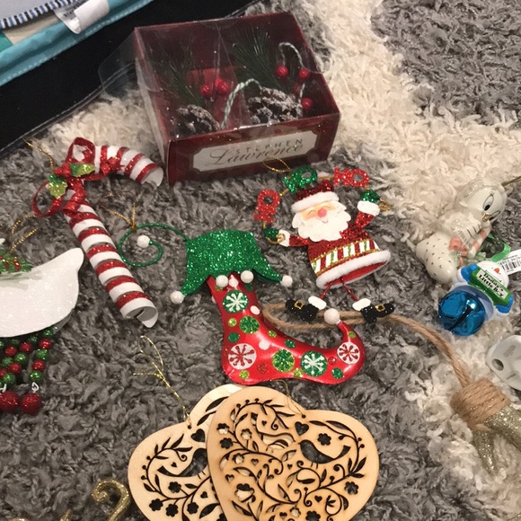 Assorted Christmas ornaments - Picture 4 of 6